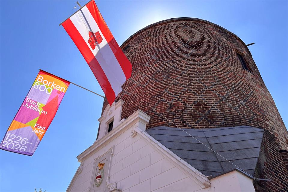 Die Zeitkapsel wird in den Holkensturm eingebracht.