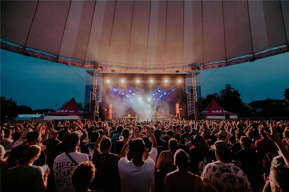 Die Zelte heizen sich bedenklich auf, wenn die Musiker so richtig loslegen, die Crowd tobt und der Alltag fern scheint. Julian Quirchmair/Woodstock der Blasmusik/dpa-tmn