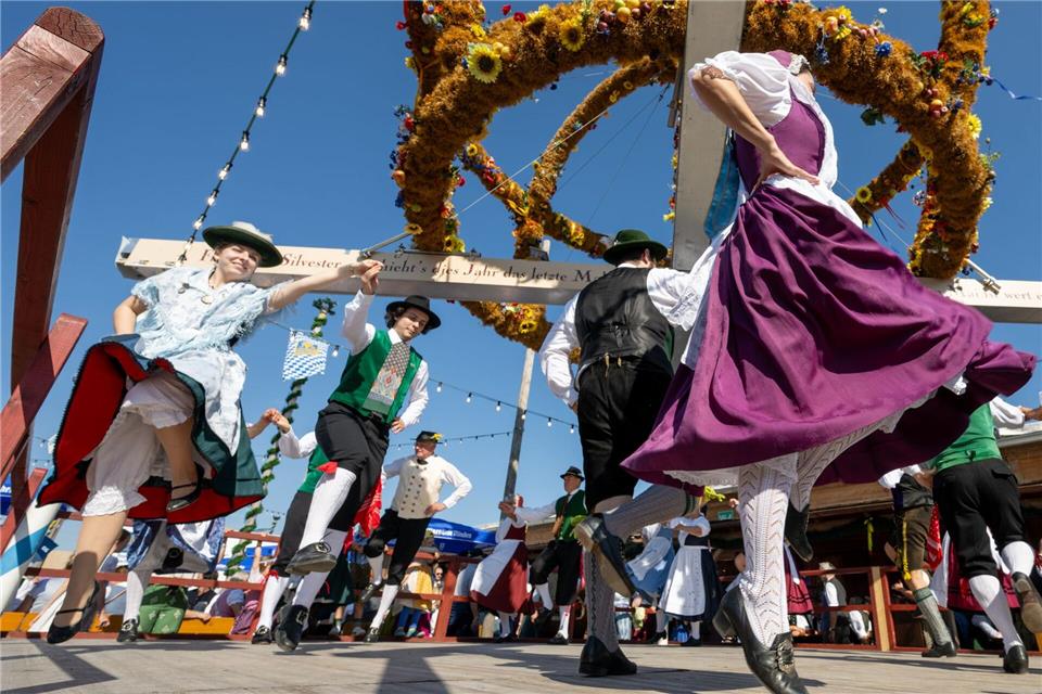 Die Zeltvergabe auf der traditionelleren „Oidn Wiesn“ ist jetzt ein Fall für das Gericht. (Archivbild) Stefan Puchner/dpa