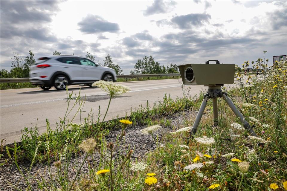 Die Zentrale Bußgeldstelle der Polizei verschickt derzeit keine Mahnungen an säumige Verkehrssünder. (Symbolbild)Jan Woitas/dpa