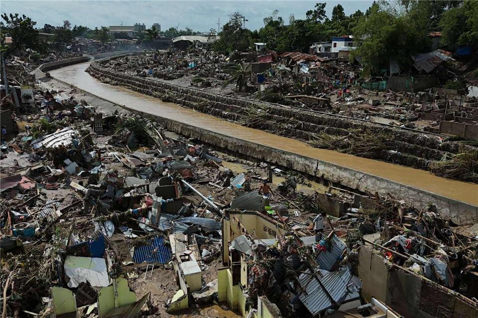 Die Zerstörungen sind gewaltig - es handelt sich um eine der schlimmsten Flutkatastrophen der vergangenen Jahre in dem Inselstaat.Jacqueline Hernandez/AP/dpa