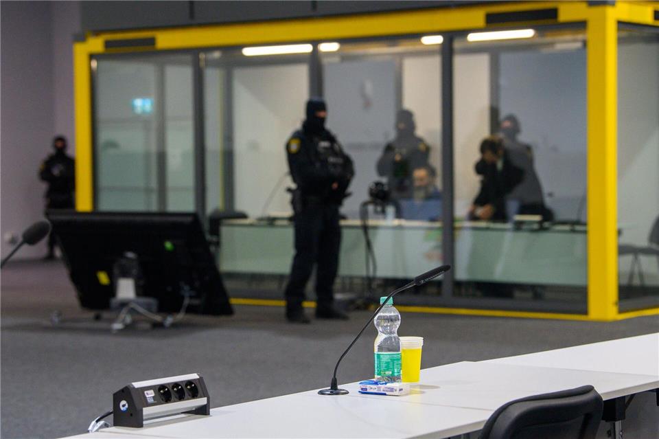 Die Zeugen sitzen bei ihren Aussagen nur wenige Meter von dem Angeklagten entfernt. Der befindet sich in einer Glaskabine.Klaus-Dietmar Gabbert/dpa