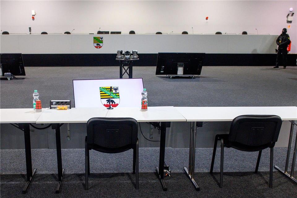 Die Zeugenbank im Gerichtssaal des temporären Gerichtsgebäudes vom Landgericht Magdeburg.Klaus-Dietmar Gabbert/dpa