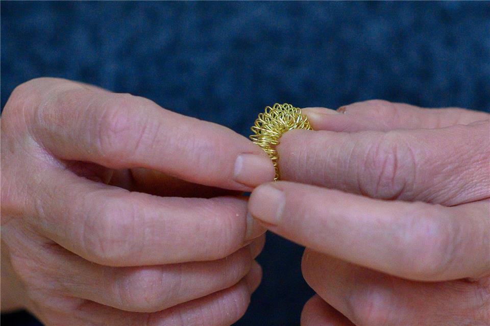 Die Zeugenbetreuer geben die Akupressurringe an die Zeugen aus. Klaus-Dietmar Gabbert/dpa