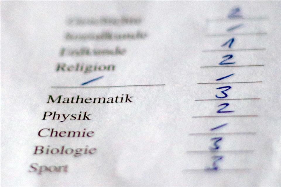 Die Zeugnisnoten sollten für niemanden eine Überraschung sein. (Symbolbild)Maria Berentzen/dpa