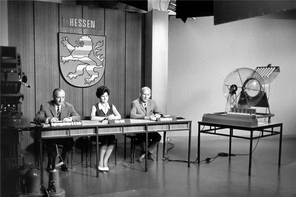 Kurioses aus 70 Jahren Lotto: Premiere mit der 13 Die Ziehung der Lottozahlen kam 1965 ins Fernsehen. (Archivbild)picture alliance / dpa
