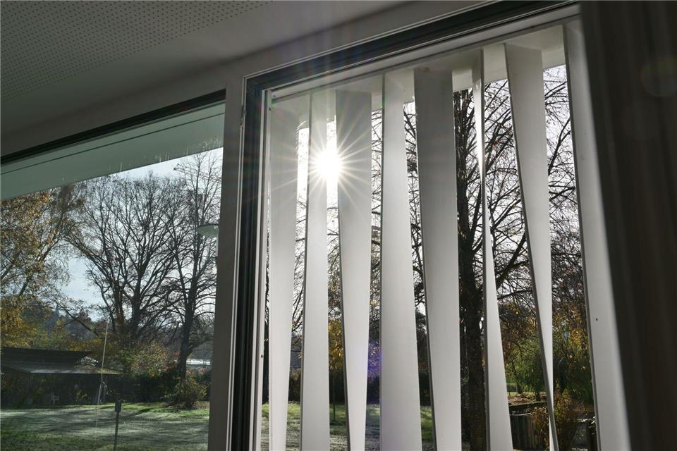 Die Zimmer haben große Fenster mit Blick ins Grüne.Felix Kästle/dpa