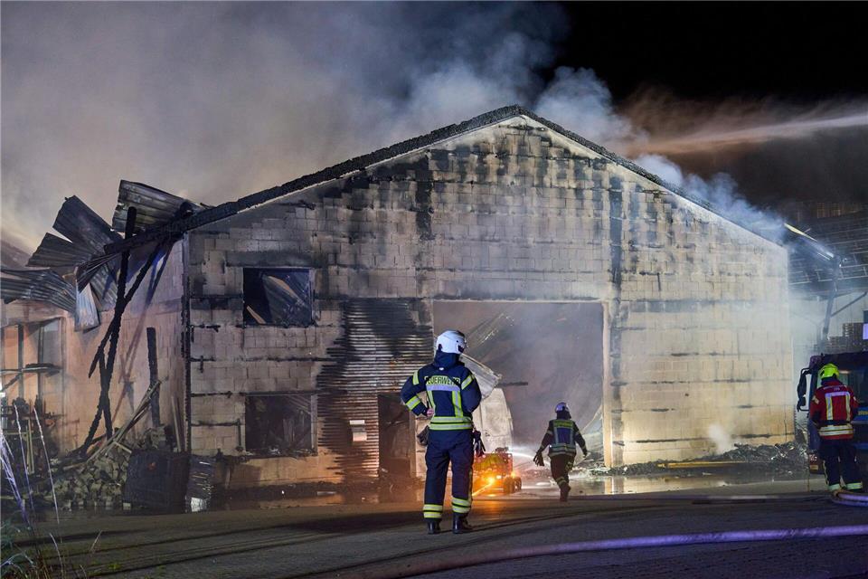 Die Zimmerei wird durch das Feuer komplett zerstört. Sascha Ditscher/dpa