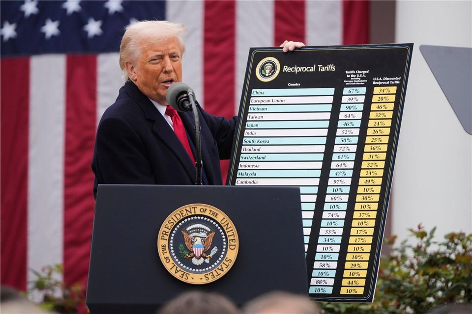 Die Zölle von US-Präsident Donald Trump belasten die Exporteure. (Archivbild)Mark Schiefelbein/AP/dpa