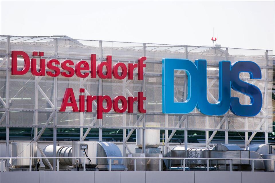 Die Zollbeamten kontrollierten die Frau am Düsseldorfer Flughafen. (Symbolbild)Rolf Vennenbernd/dpa