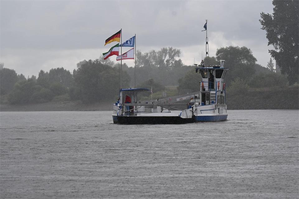 Die Zonser Fähre an einem Regentag im August - wenig später musste sie wieder aufhören, da der Pegelstand erneut sank. (Archivbild)Wolf von Dewitz/dpa