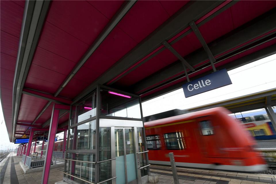 Die Züge können nach der Entwarnung ganz normal fahren. Holger Hollemann/dpa