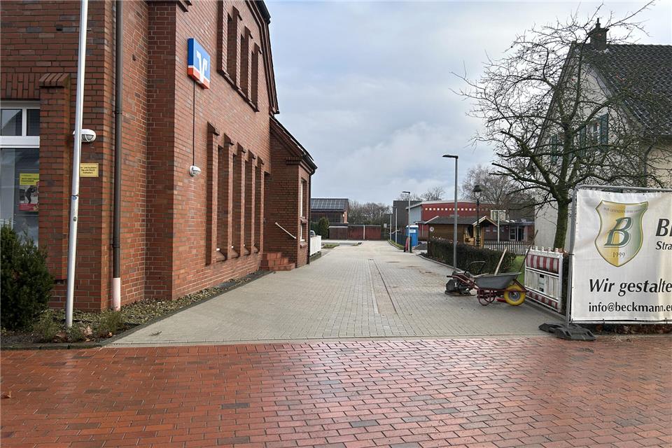 Die Zufahrt auf die neuen Stellplätze liegt zwischen Volksbank-Gebäude und Heimatmuseum.