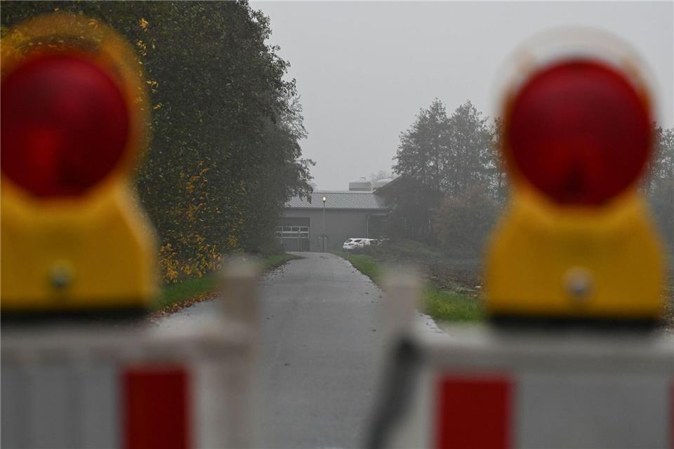 Die Zufahrt zum Betrieb ist abgesperrt.Lars Penning/dpa