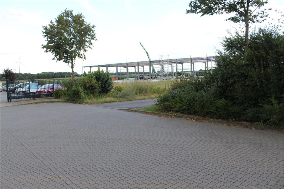 Die Zufahrt zur Erweiterung des Gewerbegebietes soll im Einsatzfall besser einsehbar sein. Das Zurückschneiden von Büschen soll dabei helfen.