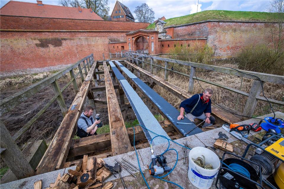 Die Zugangsbrücke auf die Festung ist die erste Sanierungsmaßnahme.Jens Büttner/dpa