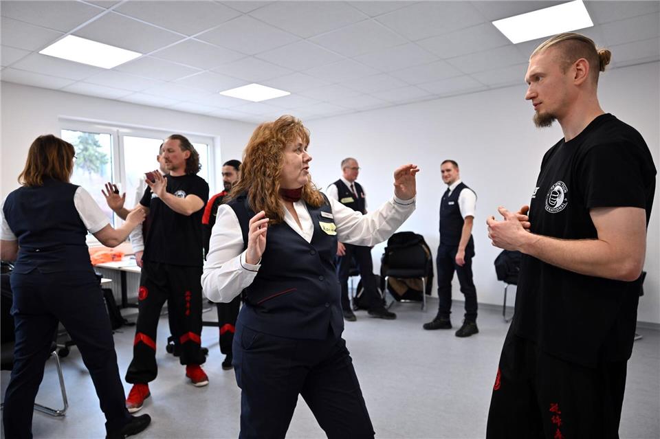 Die Zugbegleiter, wie Karin Wagner, bekommen vermittelt, wie sie in Konfliktsituation mit Fahrgästen sich selbst behaupten können.Martin Schutt/dpa
