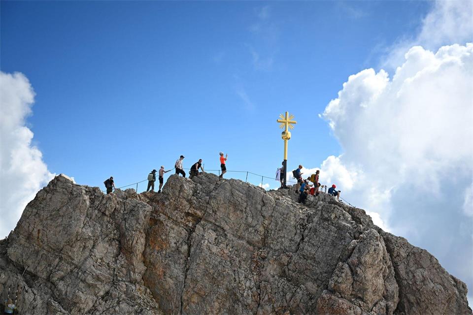 Die Zugspitze ist dank Seilbahn-Zugangs ein beliebtes Ausflugsziel. (Archivbild)Elisa Schu/dpa
