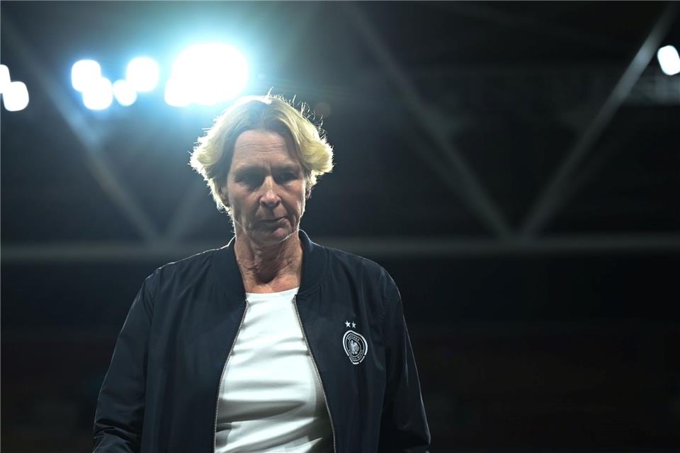 Die Zukunft von Frauen-Bundestrainerin Martina Voss-Tecklenburg ist weiterhin offen.