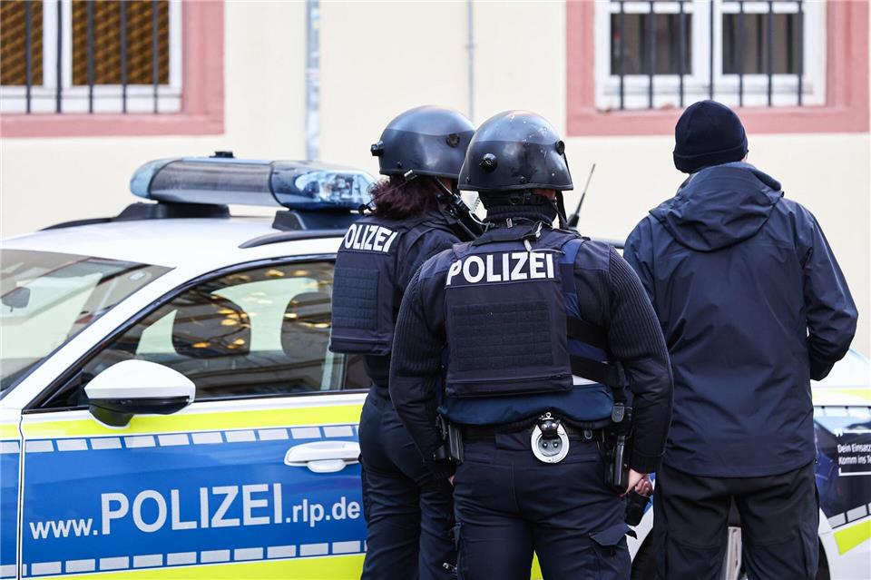 Die Zulage für Polizisten in Rheinland-Pfalz darf nach Ansicht der CDU nicht niedriger sein als die für Polizisten im Bund. (Symbolbild)Hannes P Albert/dpa