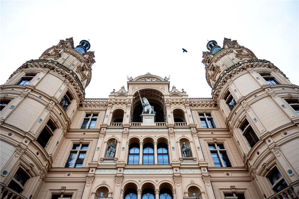 Die Zusammensetzung des neuen Landtags in Mecklenburg-Vorpommern verspricht große Probleme bei der Bildung einer tragfähigen Regierungskoalition (Archivbild)Daniel Bockwoldt/dpa