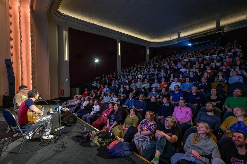 Die Zuschauerränge im Kinosaal sind gut gefüllt.Robert Michael/dpa