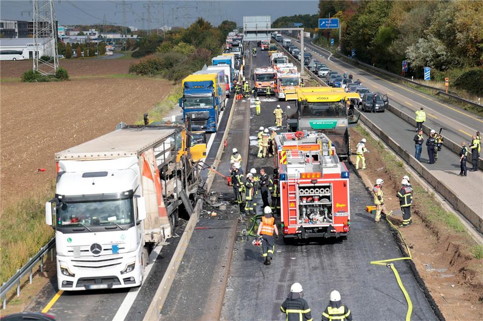 Toter bei Unfall auf A59 - Brennende Fahrzeuge und Sperrung Die a59 wurde in beide Richtungen gesperrt.Thomas Banneyer/dpa