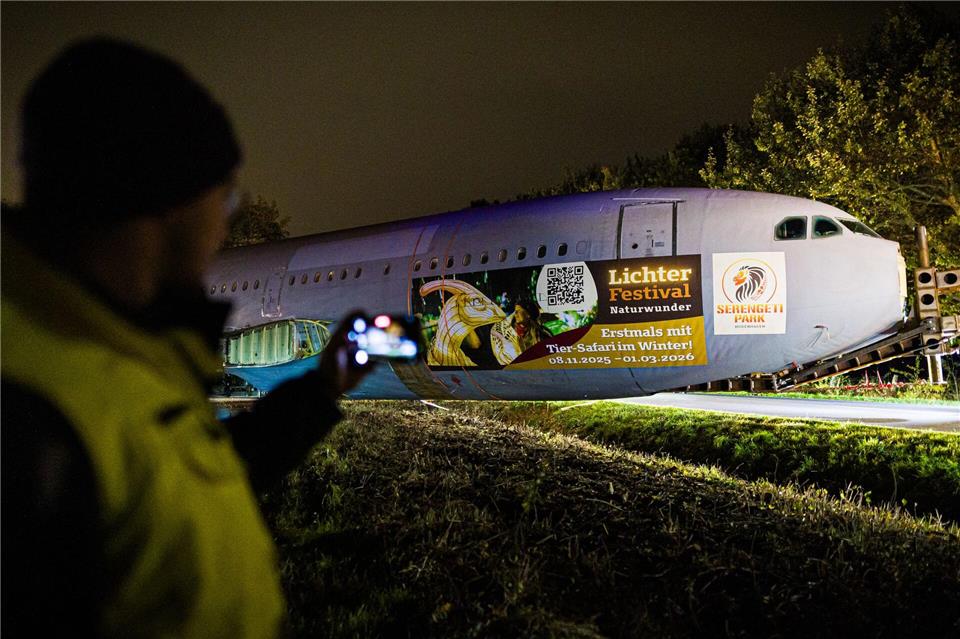 Bundeswehr-Airbus wird zum Serengeti-Park gefahren  Die abmontierten Tragflächen und das Höhenleitwerk sind bereits im Serengeti-Park.Moritz Frankenberg/dpa