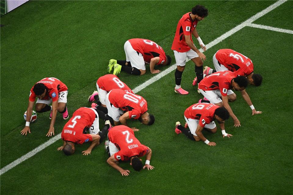 Die ägyptischen Spieler verneigen sich nach dem Führungstor. Jessica Tobias/AP/dpa