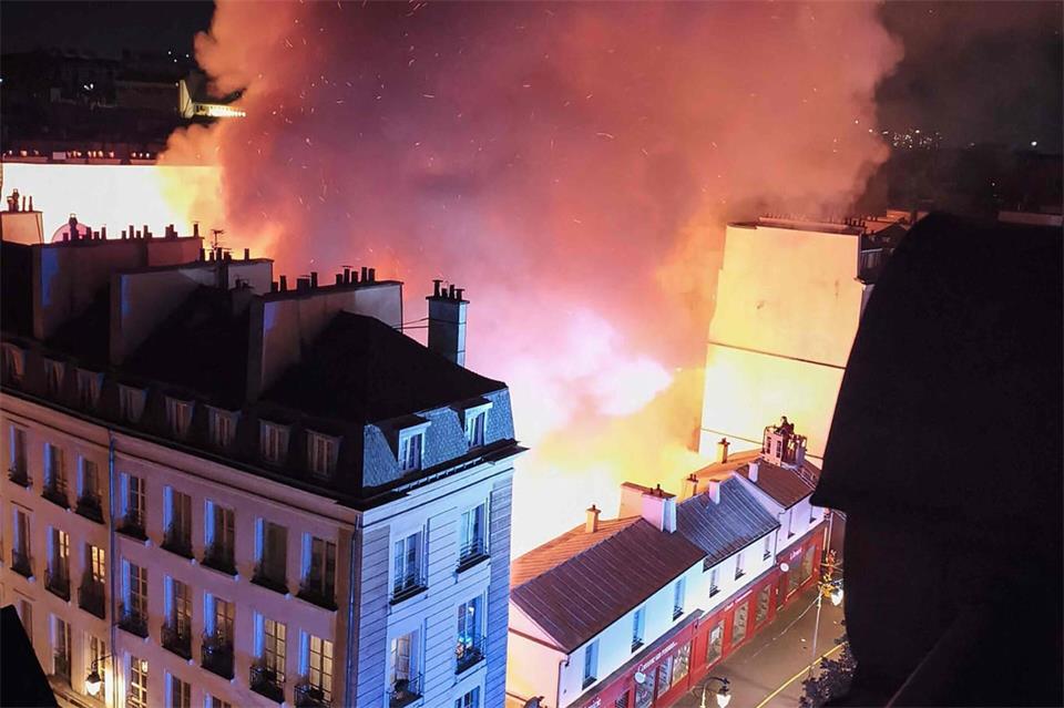Die älteste Markthalle von Paris ist bei einem Feuer zerstört worden.Bernard Geliot/AFP/dpa