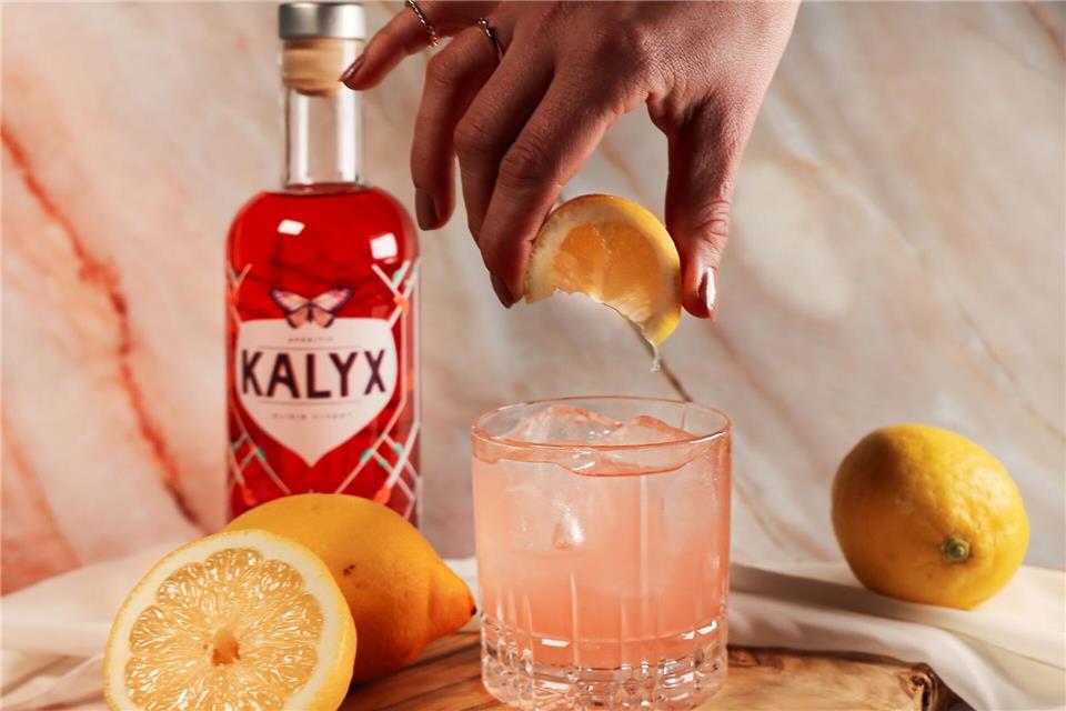 Mixologie: 3 geniale Rezepte für zu Hause Die alkoholarme Abwandlung von „Moscow Mule“: Der „Kalyx Mule“ ist ein fruchtig-floraler Aperitif mit Aromen von Himbeere, Grapefruit und Rose. Cocktailkunst GmbH/dpa-tmn