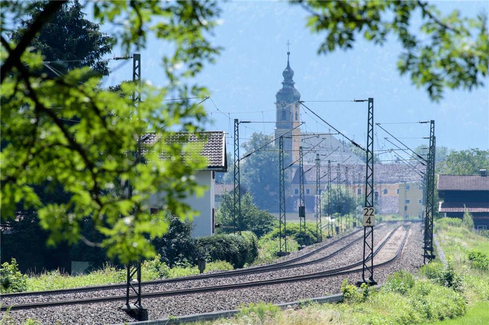 Die alte Bahnstrecke Rosenheim - Kufstein bei Flintsbach am Inn. Die DB will die 1858 eröffnete historische Strecke neu bauen. Die geschätzten Kosten liegen bei knapp neun Milliarden Euro, hinzu kommt ein immenser Risikopuffer. (Archivbild)Matthias Balk/dpa