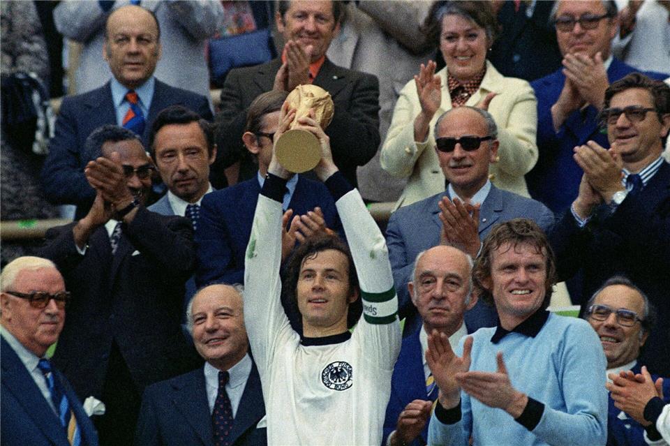 Die alte Bundesrepublik war nach den USA und Japan die größte Wirtschaftsmacht der Welt - und auch als Sportnation erfolgreich: 1974 gewann die Elf von Franz Beckenbauer die Fußball-WM. (Archivbild) Uncredited/AP/dpa