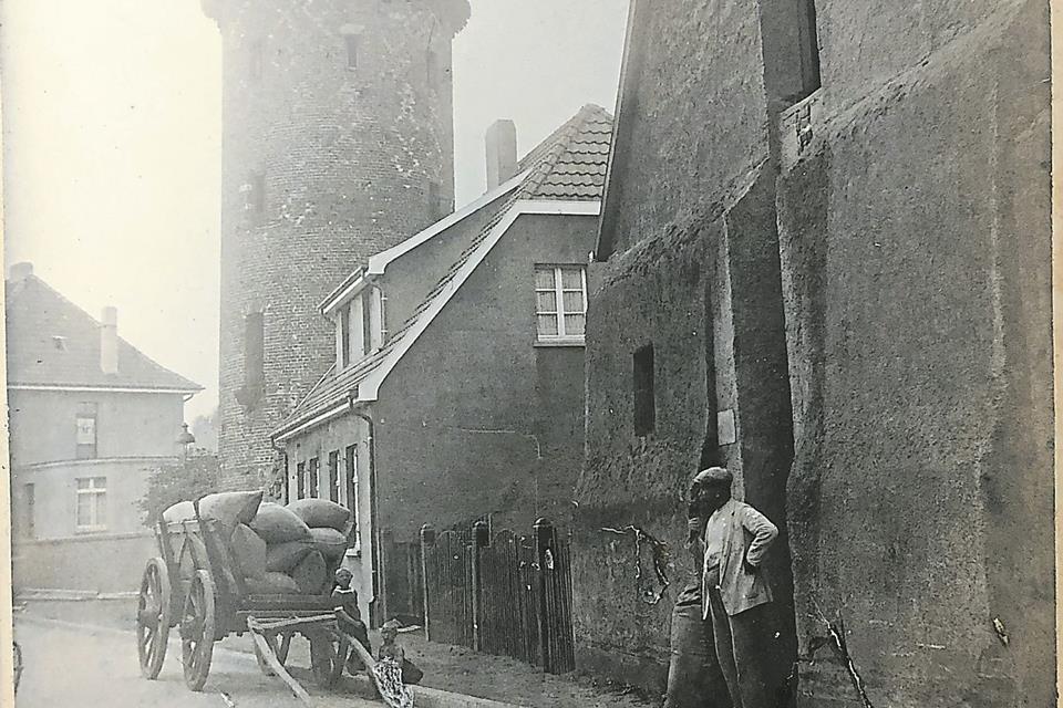 Die alte Mühle (rechts im Bild) ist im Jahr 1972 abgerissen worden. Das Wohnhaus steht noch.