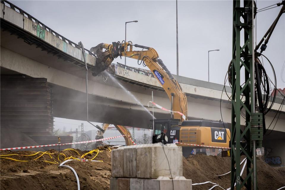 Neubau der Ringbahnbrücke beginnt – Sperrungen bis 2027 Die alte Ringbahnbrücke wurde im Frühjahr abgerissen - jetzt beginnen die Arbeiten für den Ersatzneubau. (Archivbild)Christoph Soeder/dpa