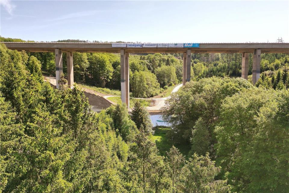 Die alte Sterbecke-Talbrücke an der Autobahn 45 kurz vor der Sprengung im Mai 2023. (Archivbild)David Young/dpa