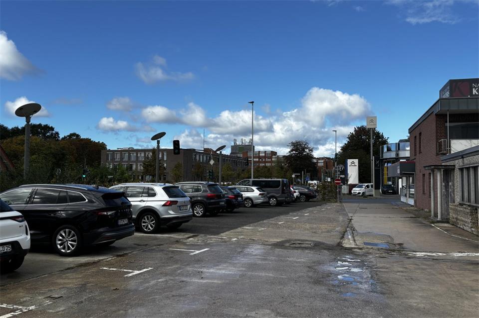 Die alten Firmengebäude (rechts) sollen abgerissen werden, um Platz für Mitarbeiterparkplätze zu schaffen.