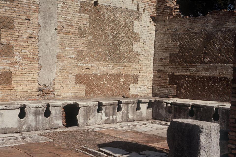 Die alten Römer saßen oft Schulter an Schulter, um ihr Geschäft zu verrichten. (Archivbild)Kurt Rohwedder/dpa