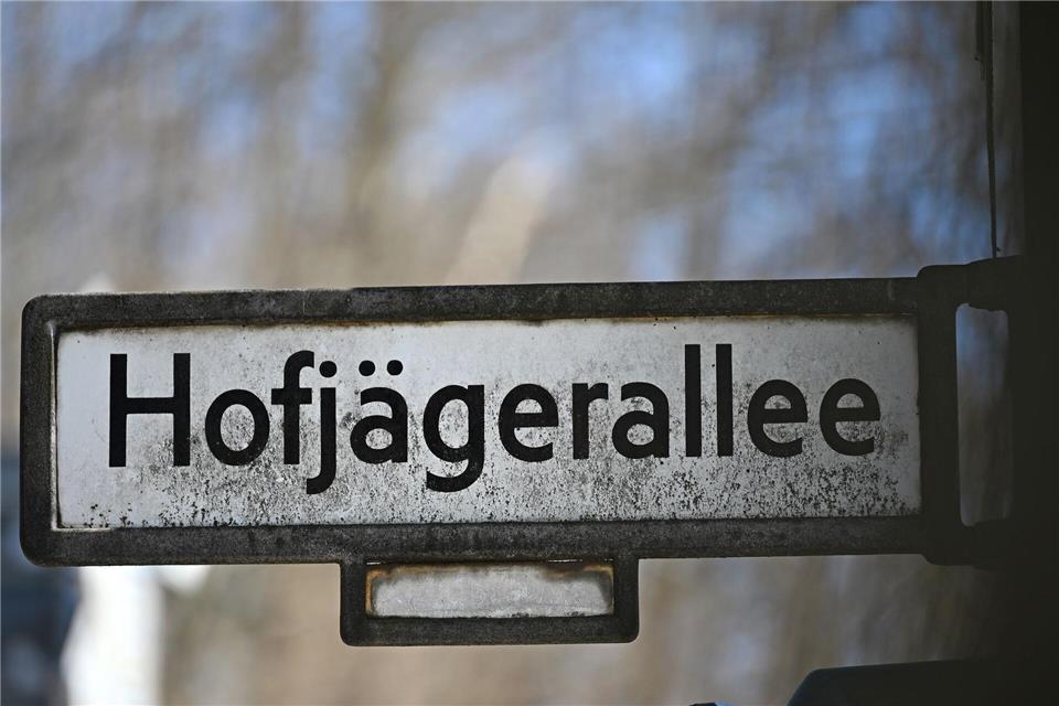 Die alten Schilder kommen bald weg - aus der Hofjäger- wird die Helmut-Kohl-Allee. Michael Brandt/dpa