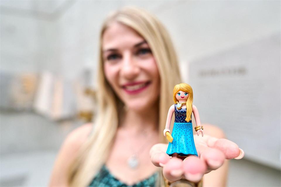 Die amtierende Loreley-Repräsentantin Selina Ostmann präsentiert die Loreley als neue Playmobil-Figur. Sascha Ditscher/dpa