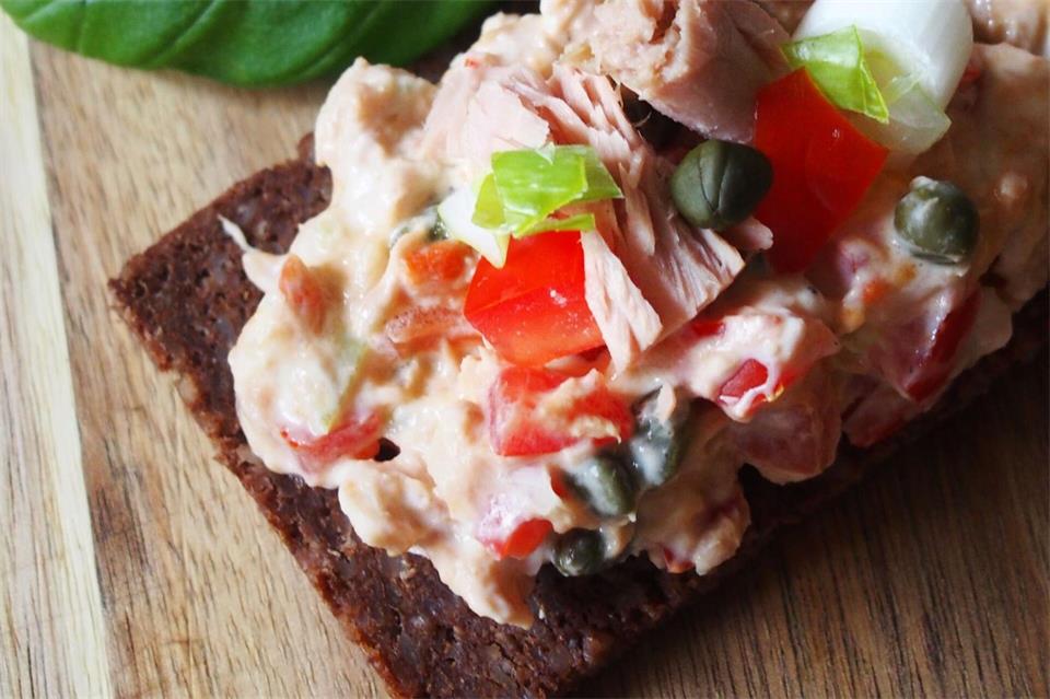 Die angefangene Cocktailsauce mit frischem Joghurt verrührt ergibt eine tolle Remoulade für den Thunfischaufstrich.Doreen Hassek/hauptstadtkueche.blogspot.com/dpa-tmn