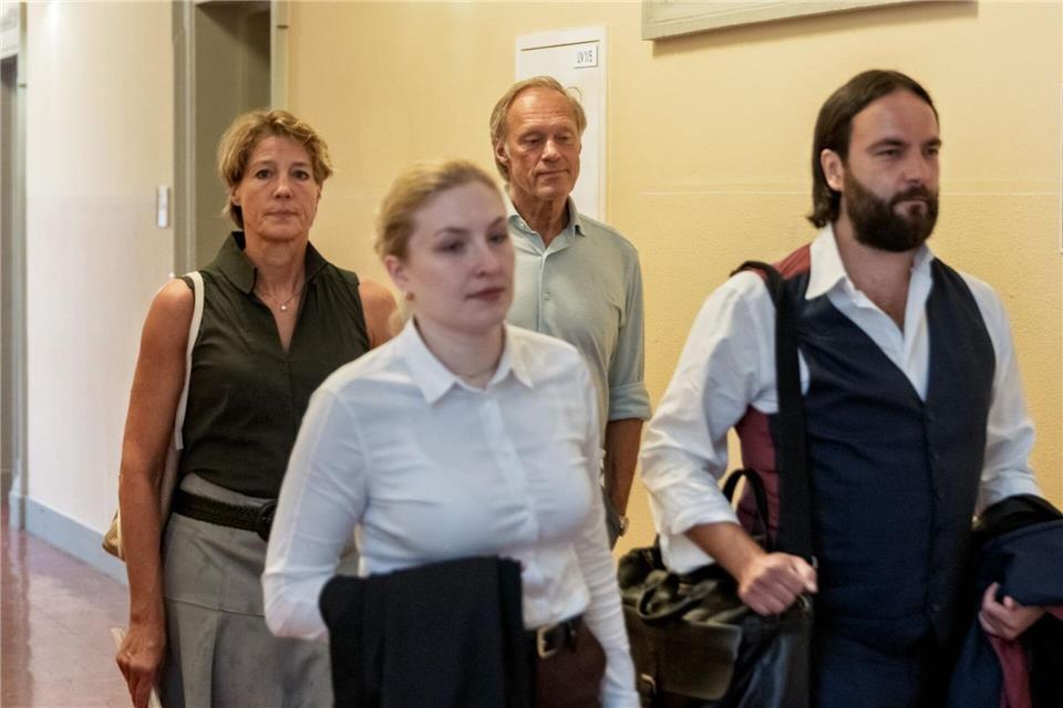 Die angeklagte Unternehmerin Christina Block, ihre Anwältin Paula Wlodarek, ihr Lebensgefährte Gerhard Delling und ihr Anwalt Ingo Bott gehen zum Verhandlungssaal.Markus Scholz/dpa