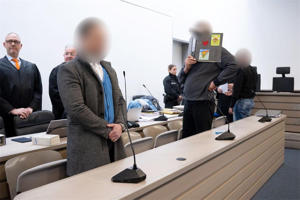 Die angeklagten Männer schwiegen in dem Prozess in Ingolstadt zu den Vorwürfen. (Archivbild)Sven Hoppe/dpa