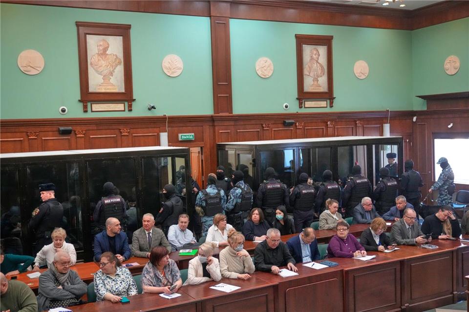 Die angeklagten Terroristen saßen während des Prozesses schwer bewacht in Glaskäfigen. Pavel Bednyakov/AP/dpa