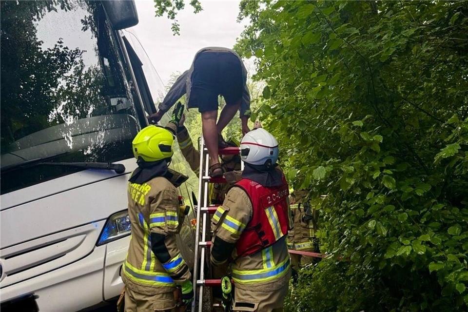 Die anrückenden Rettungskräfte setzten eine Leiter ein, um den Fahrer sicher und unverletzt aus dem Bus zu holen.-/Feuerwehr Ratingen/dpa
