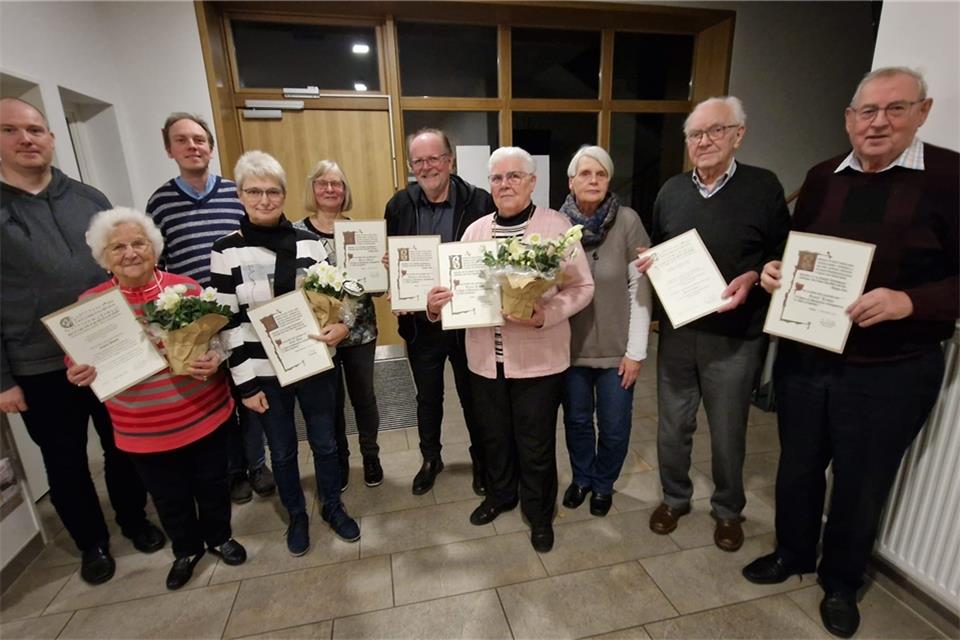 Die anwesenden Jubilare mit ihren Auszeichnungen (von links): Chorleiter Thomas Harnath, Regina Booms, Pastor Dr. Fabian Tilling, Ewe Witt, Maria Hard, Hubert Nienhaus, Lucia Kappe, vom Vorstandsteam Gisela Kistner, Bernd Cluse und Josef Kappe.