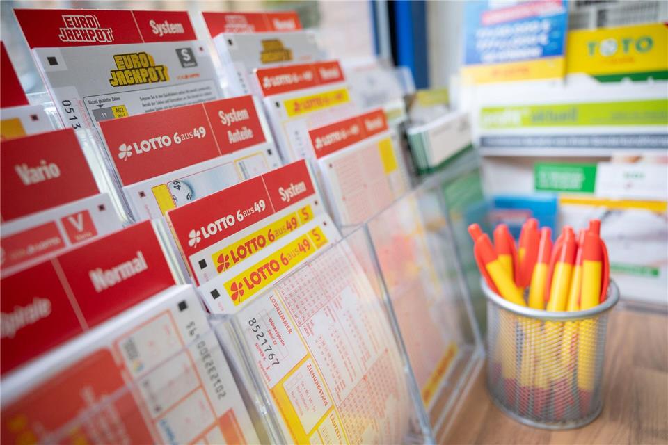 Fast vier Millionen Euro - Jackpot im Kreis Rastatt geknackt Die auf dem Lottoschein vermerkte siebenstellige Ziffernfolge 2243327 führte zum Millionengewinn. (Archivbild)Sebastian Gollnow/dpa