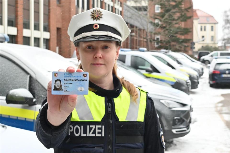 Die auf der Vorderseiten integrierten Landeswappen und Polizeisterne ließen das jeweilige Land erkennen. Felix Müschen/dpa