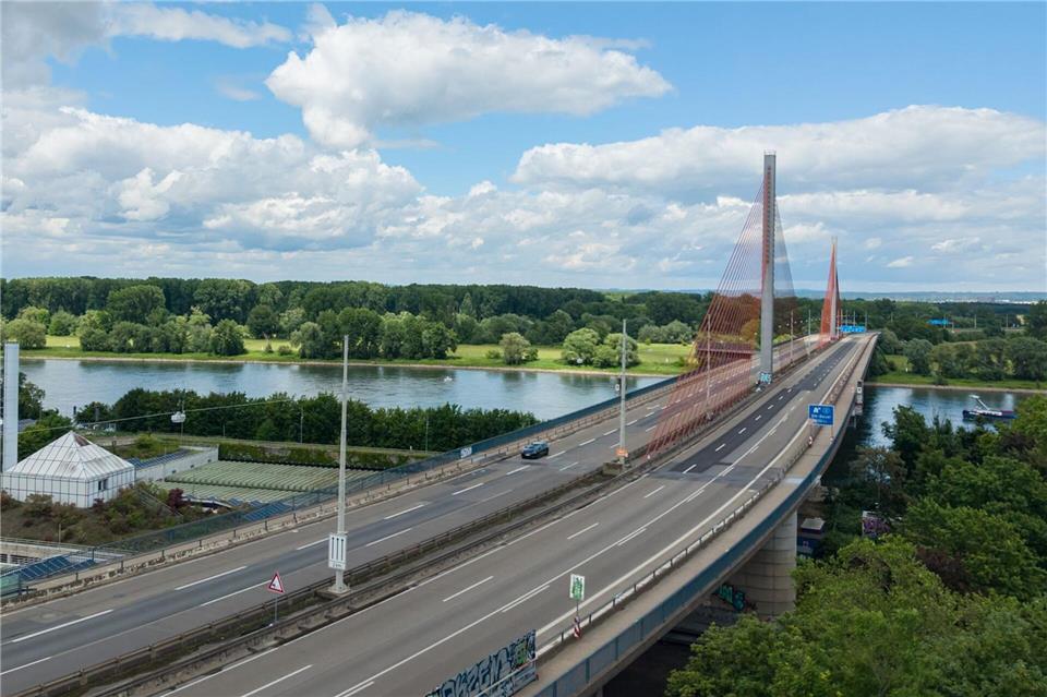 Die auf die Bonner Nordbrücke zuführende linksrheinische Vorlandbrücke wird ab 15. Juli abgerissen (Archivbild).Benjamin Westhoff/dpa