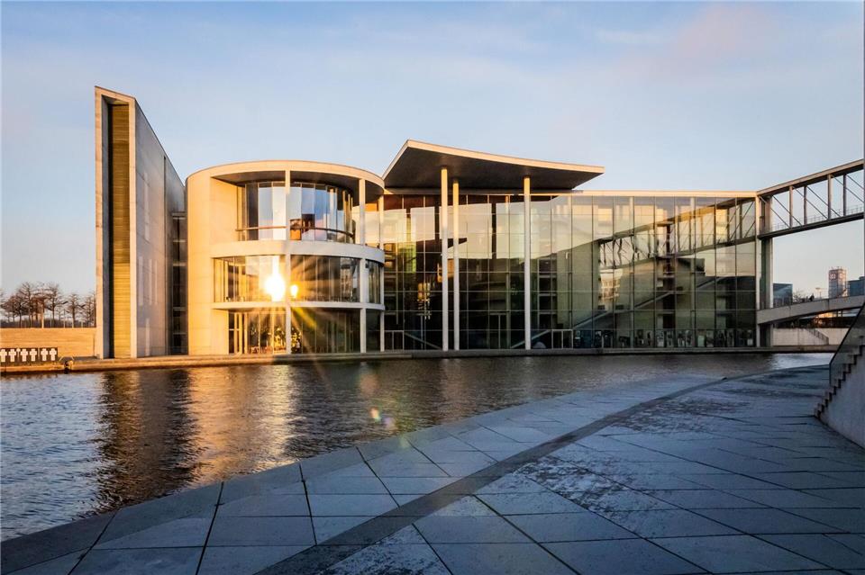 Die aufgehende Sonne spiegelt sich im Paul-Löbe-Haus des Deutschen Bundestag.Christoph Soeder/dpa